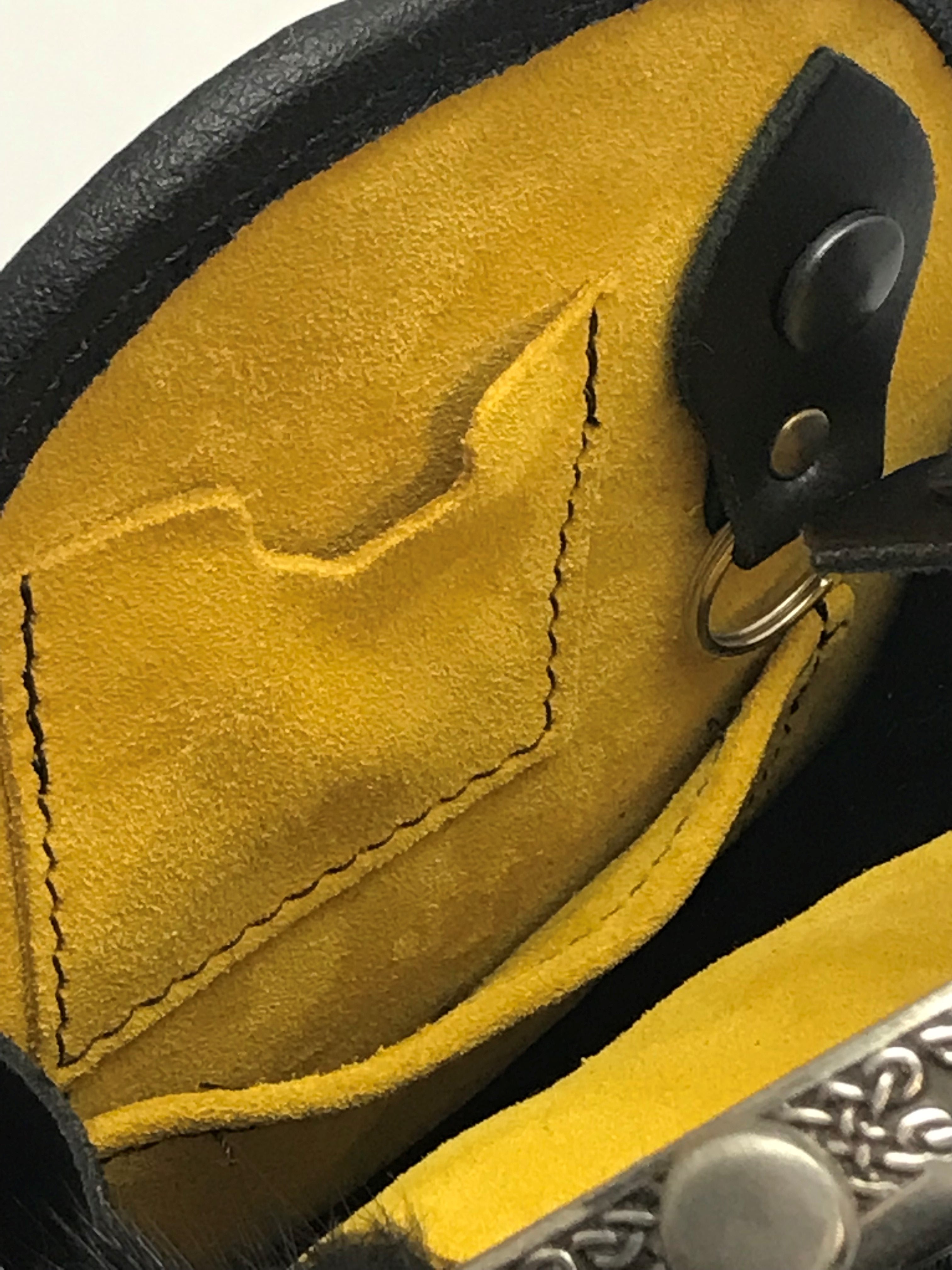 Sporran with yellow suede lining